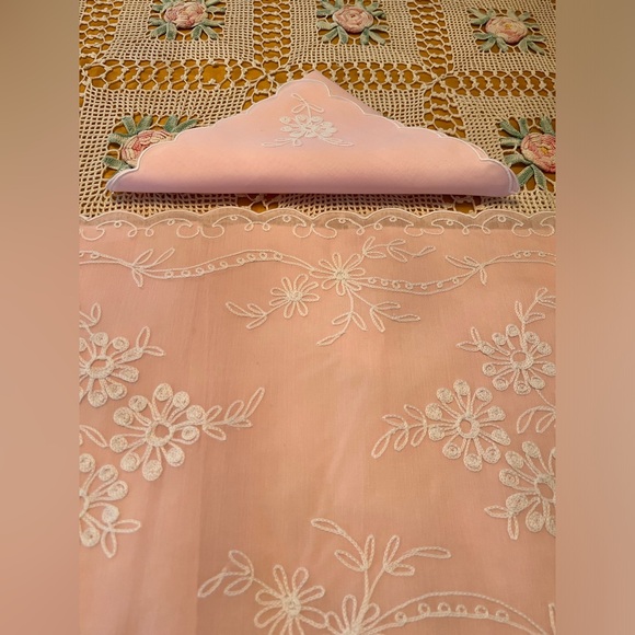 💜 Scalloped Pink & White Delicate Embroidered Placemats & Matching Napkins - Picture 5 of 6